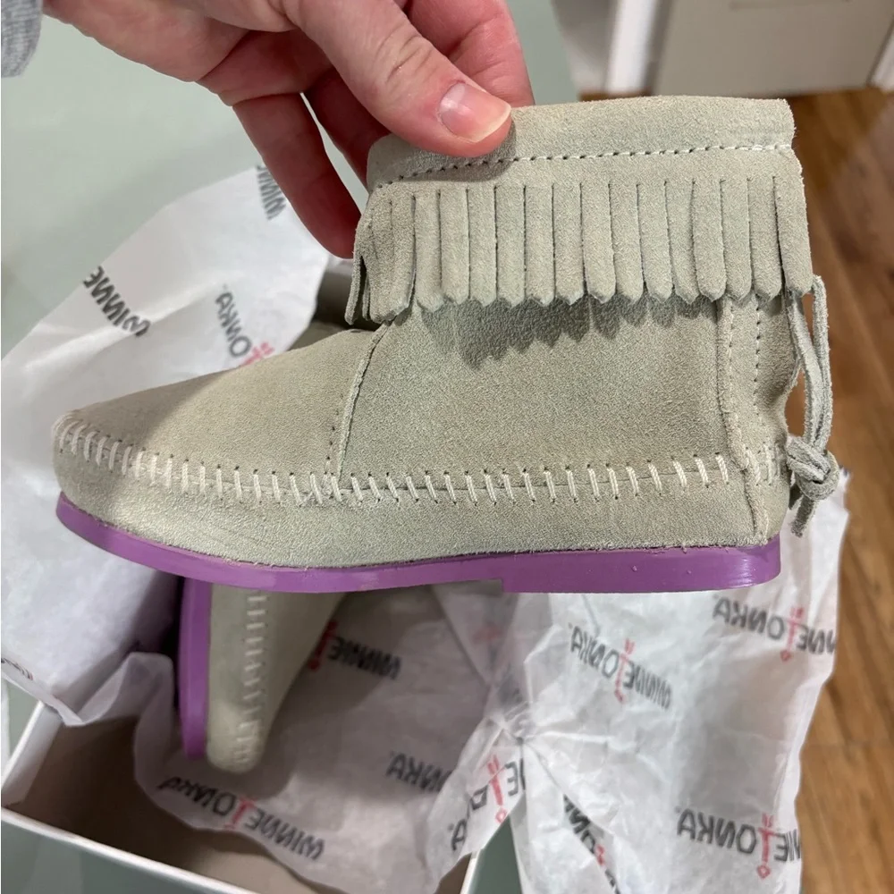 Girls Minnetonka moccasins